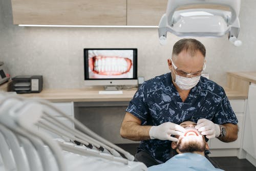 种植牙齿对医生技术有要求吗？需要特定医生吗？