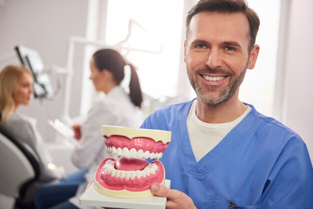 为何许多医生推荐使用牙冠