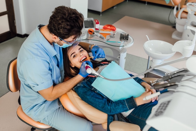 矫正牙齿戴牙套导致牙疼的应对方法