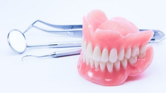 吸附性义齿和传统活动假牙的比较